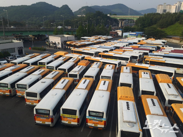 울산 한 버스 정류소 종점에서 버스들이 주차되어 있는 모습. 반웅규 기자 