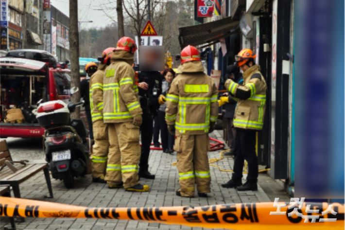 27일 오전 7시 55분쯤 강원 춘천시 효자동의 한 건물에서 가스 누출 신고가 접수돼 소방당국이 긴급 안전조치에 나섰다. 구본호 기자