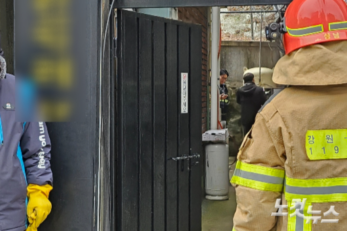 27일 오전 7시 55분쯤 강원 춘천시 효자동의 한 건물에서 가스 누출 신고가 접수돼 소방당국이 긴급 안전조치에 나섰다. 구본호 기자