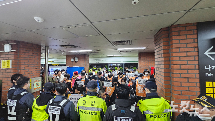 전장연은 이날 오전 8시쯤 서울지하철 1호선 시청역 승강장에서 '지하철 탑승 시위'를 벌였다. 나채영 수습기자
