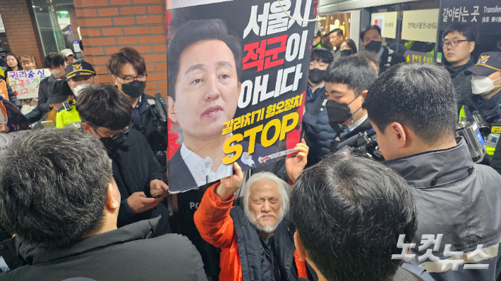 27일 '지하철 탑승 시위'에 나선 전장연 박경석 대표. 나채영 수습기자