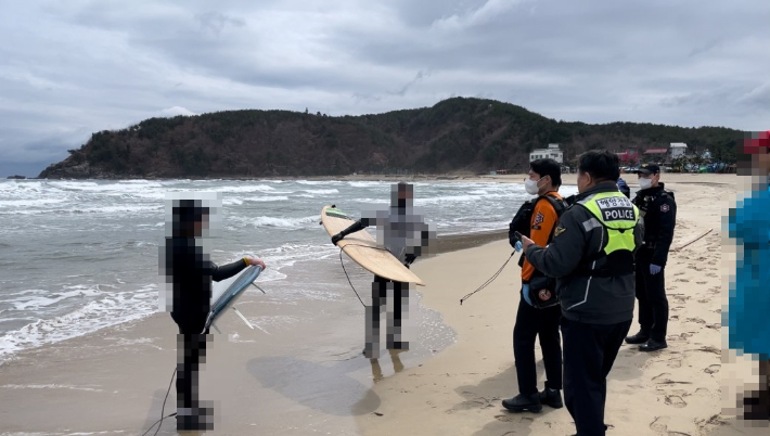 풍랑특보 속 서핑 즐기다 해경에 적발된 서퍼들. 속초해양경찰서 제공