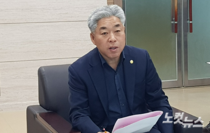 천범산 충북도교육청 부교육감이 27일 교원지위법 및 교원지위법 시행령 시행에 따라 강화된 교육활동보호 사업의 내용을 설명하고 있다. 김종현 기자