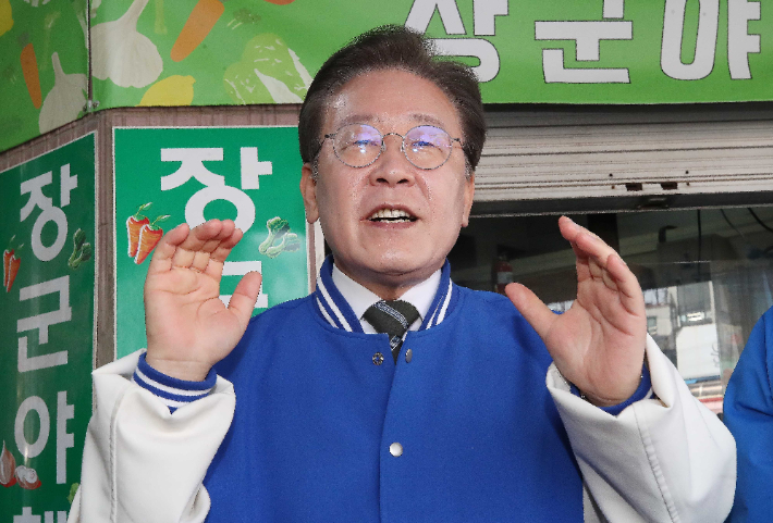 더불어민주당 이재명 대표가 27일 충북 제천시 동문시장을 방문해 시민들에게 지지를 호소하고 있다. 연합뉴스