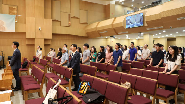 주일 오후 김영석목사가 맡아 드리고 있는 중앙교회의 '젊은이예배' 
