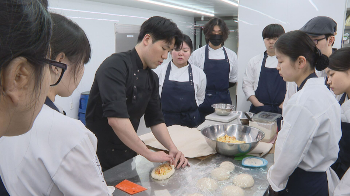 서울관광고등학교의 제빵 실무교육 시간 