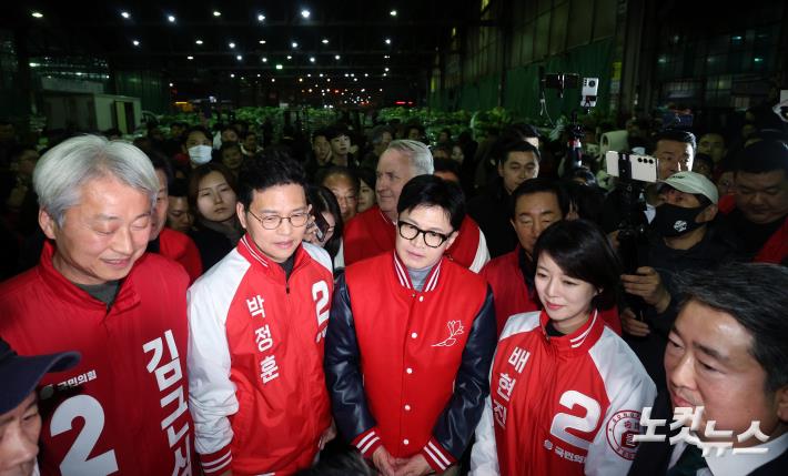 상인 애로사항 청취하는 한동훈 비대위원장