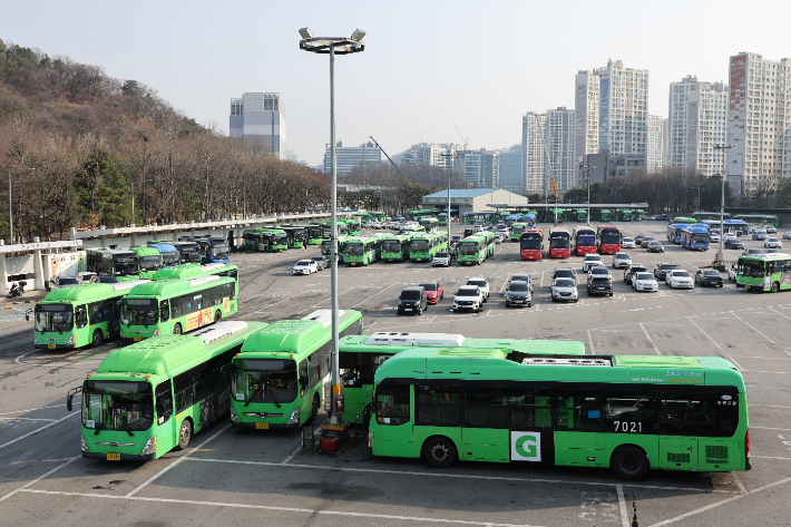 멈춰선 서울 시내버스. 연합뉴스