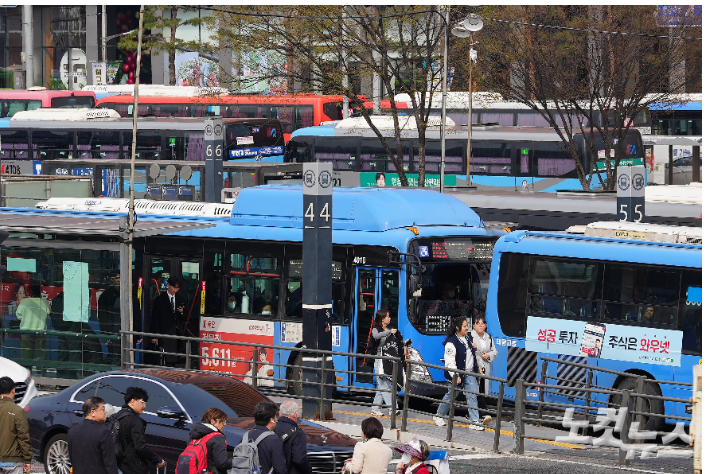 울역 앞을 지나는 서울 시내버스 모습. 박종민 기자