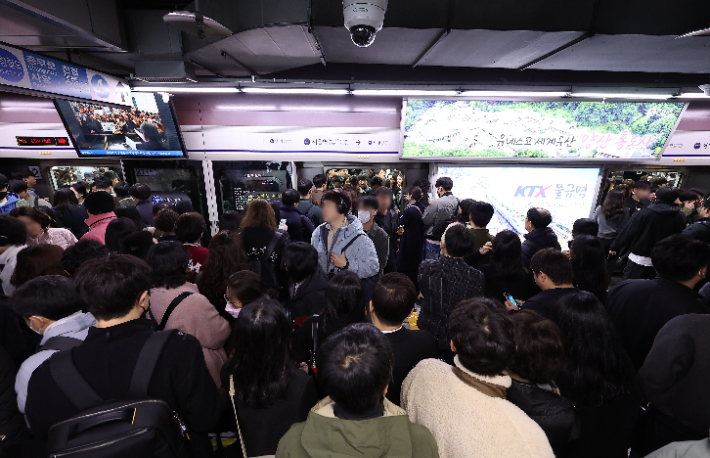서울 시내버스 총파업이 시작된 28일 오전 중구 서울역 지하철 승강장이 시민들로 붐비고 있다. 연합뉴스