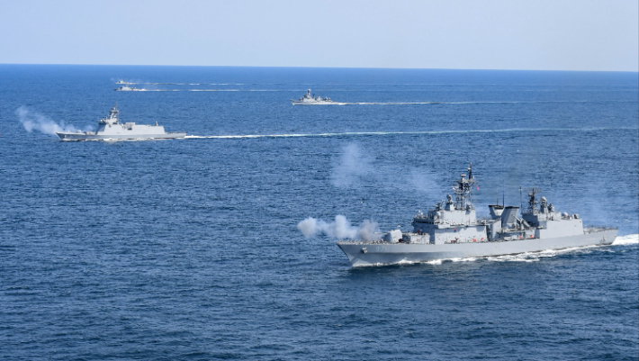 지난 25~27일 동해상에서 1함대 함정들이 대함 실사격 훈련 및 기동훈련을 실시했다. 해군1함대 제공
