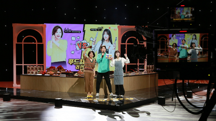 지난 21일 '최유라쇼'에 구독자 900만명을 보유한 먹방 유튜버 '쯔양'이 출연해 '함박 스테이크' 선보였다. 롯데홈쇼핑 제공