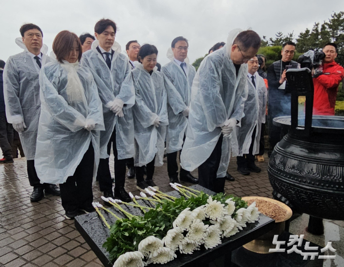 국민의힘 부산지역 국회의원 후보들이 28일 오전 부산 중앙공원 충혼탑에서 참배하고 있다. 김혜민 기자 