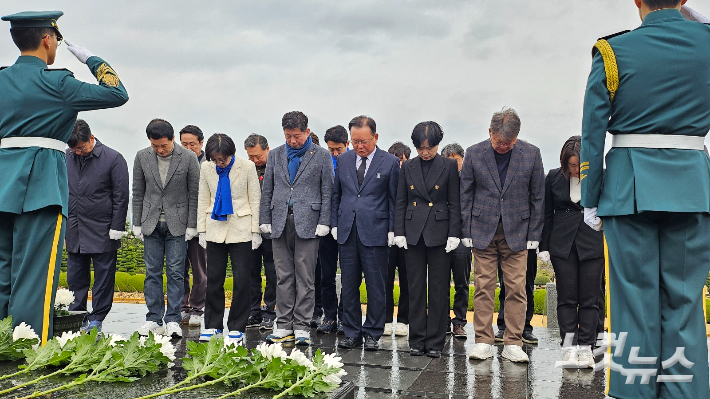 민주당 부산지역 총선 후보들이 28일 오전 부산 남구 유엔기념공원에 헌화한 뒤 묵념하고 있다. 박진홍 기자