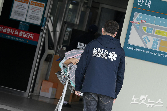 지난달 28일 서울의 한 대형병원에서 한 응급환자가 이송되고 있다. 박종민 기자