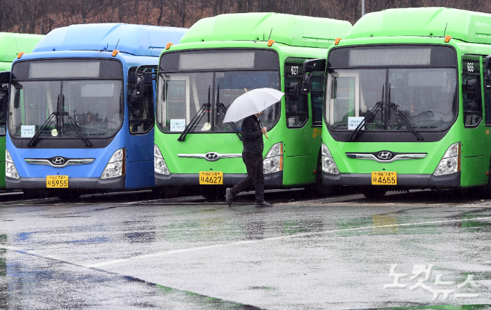 서울 시내버스 노조가 12년 만에 총파업에 돌입한 28일 오전 서울 양천구 양천공영차고지에 시내버스가 멈춰서 있다. 황진환 기자