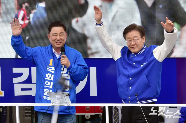 더불어민주당 이재명 대표가 28일 서울 동작구 성대시장 앞에서 김병기(동작갑)후보 지지 유세를 펼치고 있다.