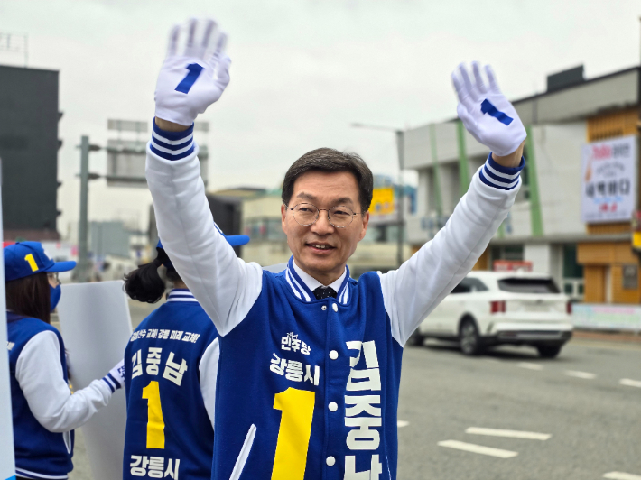 28일 거리인사에 나선 더불어민주당 김중남 후보. 김 후보 선거캠프 제공