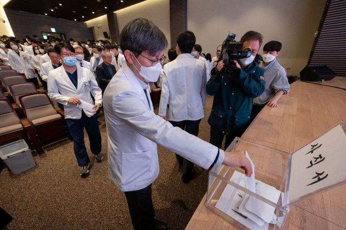25일 오전 서울 고려대학교 안암병원에서 열린 ''고려대학교 의료원 교수 총회''에서 교수들이 사직서를 제출하고 있다. 연합뉴스