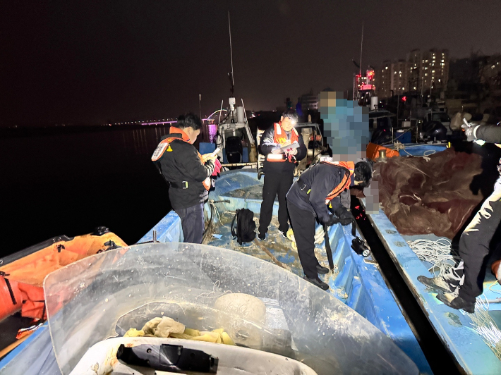 군산해경이 지난 27일 새벽 불법 실뱀장어 조업 어선을 단속하고 있다. 군산해경 제공