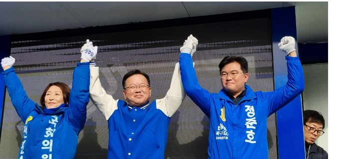 김부겸 상임공동선대위원장은 29일 광주 북구청 사거리에서 열린 더불어민주당 광주 북구갑 정준호 후보와 북구을 전진숙 후보의 유세 현장에 참석했다. 전진숙 후보 측 제공