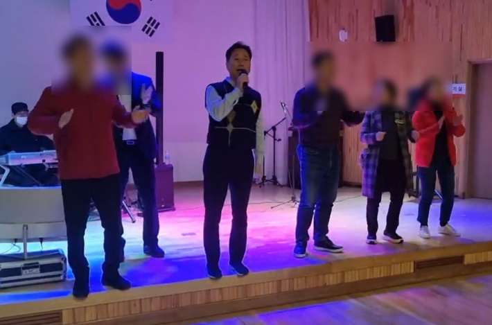 지난해 12월 부산 강서구 녹산주민문화회관에서 열린 주민 행사에 참석한 김형찬 구청장이 무대에 올라 노래를 부르는 모습. 독자 제공