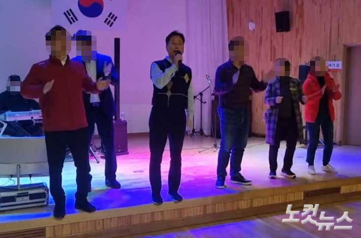 지난해 12월 부산 강서구 녹산주민문화회관에서 열린 주민 행사에 참석한 김형찬 구청장이 무대에 올라 노래를 부르는 모습. 독자 제공