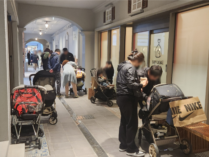 주말 오후 기장군의 한 대형 아울렛에 마련된 육아 휴게실 밖이 유모차와 영유아 가족들로 혼잡한 모습. 정혜린 기자
