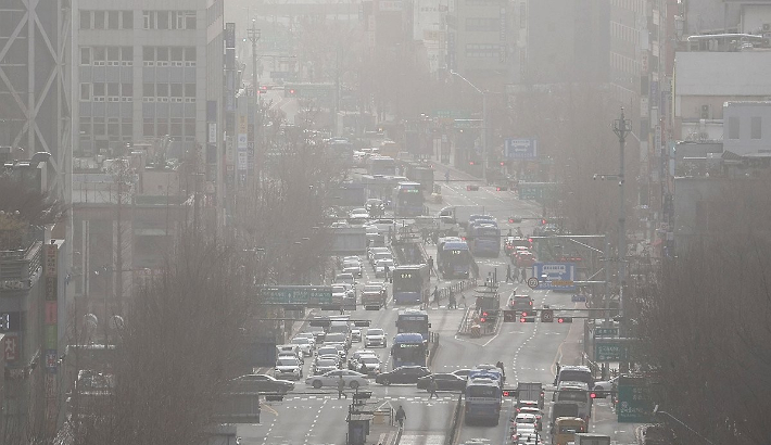 중국發 황사비에 뿌연 서울 하늘…'마스크' 무장한 시민들