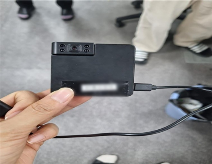 경남 양산시 4·10 총선 사전투표소에서 발견된 불법 카메라. 경남경찰청 제공