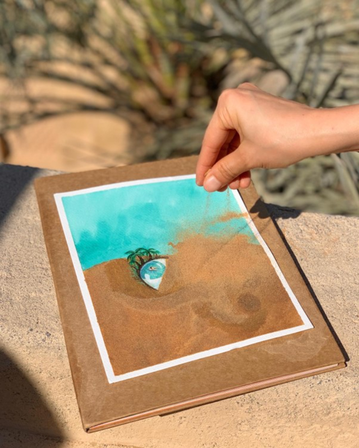 My Oasis라는 작품에 현지 사막에서 가져온 모래를 뿌려 작업하는 모습. 김물길 작가 제공