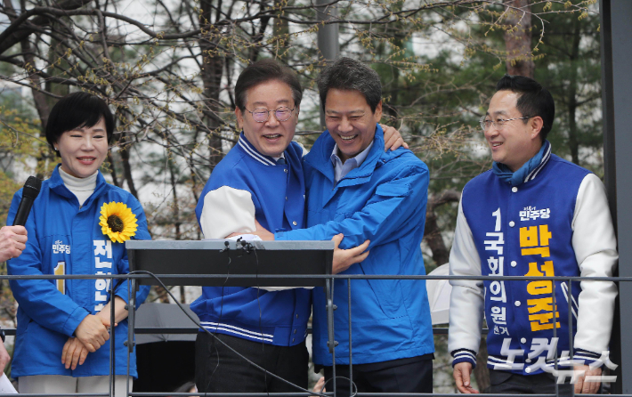 이재명 더불어민주당 대표가 공식 선거운동이 시작된 28일 오전 서울 성동구 왕십리역 광장에서 전현희 더불어민주당 서울 중구성동갑 후보와 박성준 서울 중구성동을 후보의 지원유세에서 임종석 전 대통령실 비서실장과 포옹을 나누고 있다. 황진환 기자