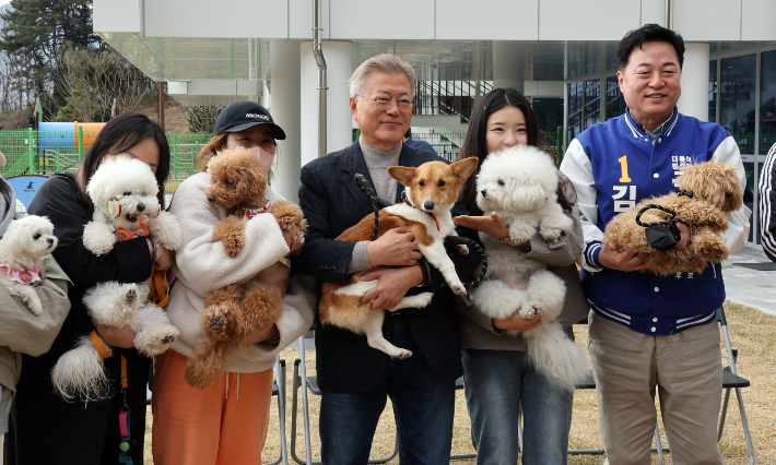 문재인 전 대통령이 22일 오후 경남 양산시 유기동물보호소와 반려동물지원센터를 찾아 유기견을 돌보고 간담회를 가진 후 반려견과 함께 센터를 찾은 시민과 총선에 출마한 양산을 더불어민주당 김두관 후보와 함께 기념 촬영을 하고 있다. 연합뉴스