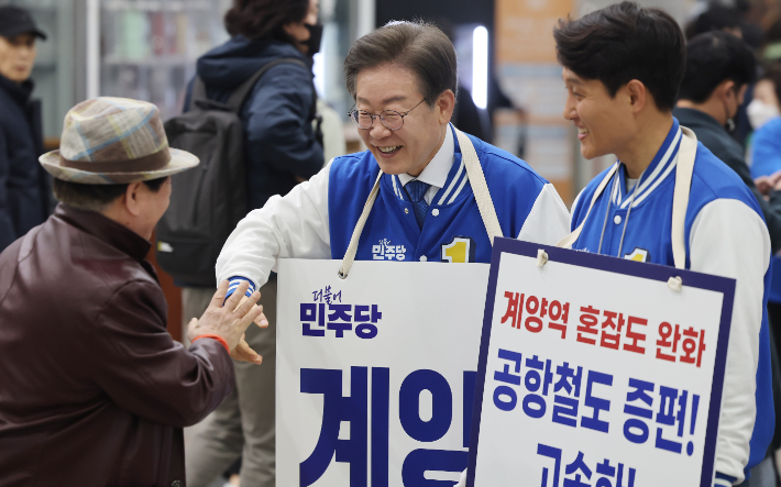 인천 계양을에 출마하는 더불어민주당 이재명 대표가 28일 계양역에서 출근 인사를 하고 있다. 연합뉴스