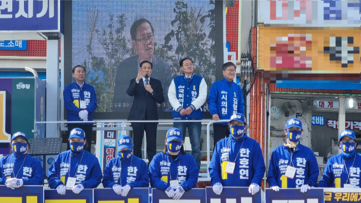 우상호 더불어민주당 강원도당 공동선대위원장이 31일 오후 동해·태백·삼척·정선 선거구 한호연 후보의 지원 유세를 펼쳤다. 한 후보 선거사무소 제공