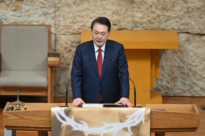 윤석열 대통령이 부활절인 31일 서울 강동구 소재 명성교회에서 열린 '2024 한국교회부활절연합예배'에서 축하 인사말을 하고 있다. 연합뉴스