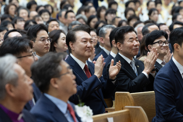 윤석열 대통령이 부활절인 31일 서울 강동구 소재 명성교회에서 열린 '2024 한국교회부활절연합예배'에 참석하고 있다. 윤 대통령 부터 오른쪽으로 김진표 국회의장, 국민의힘 한동훈 비상대책위원장. 연합뉴스