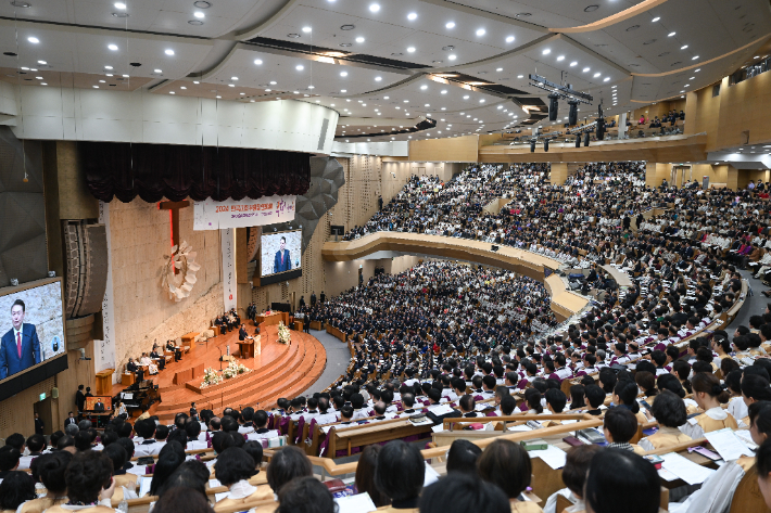 윤석열 대통령이 부활절인 31일 서울 강동구 소재 명성교회에서 열린 '2024 한국교회부활절연합예배'에서 축하 인사말을 하고 있다. 연합뉴스