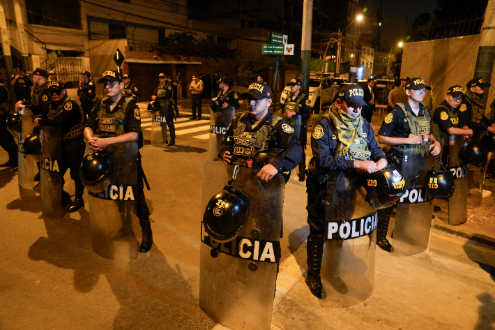 지난달 30일(현지시간) 페루 리마에 있는 대통령 자택 앞에서 경찰관들이 검·경 압수수색 영장 집행 중 현장 주변을 통제하고 있다. 연합뉴스