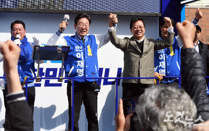 제22대 총선 인천 계양구을에 출마한 더불어민주당 이재명 대표가 31일 오후 인천 계양구 서운동성당 앞에서 배우 이기영 씨와 함께 지지를 호소하고 있다. 인천=황진환 기자