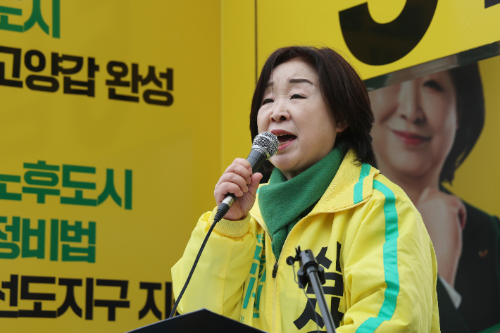 지지 호소하는 녹색정의당 심상정     (고양=연합뉴스) 임병식 기자 = 경기 고양시갑에 출마한 녹색정의당 심상정 원내대표가 28일 오전 경기도 고양시 화정역 광장에서 열린 녹색정의당 총선 출정식에서 지지를 호소하고 있다. 2024.3.28     andphotodo@yna.co.kr (끝)   연합뉴스