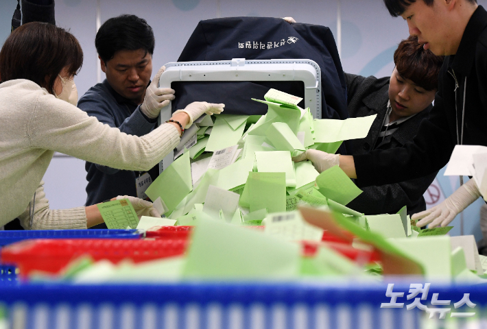 '제22대 국회의원선거 모의개표 실습' 에 나선 서울시선거관리위원회 관계자들이 1일 오후 서울 종로구 서울시선관위에서 투표용지 수검표 실습을 하고 있다. 황진환 기자