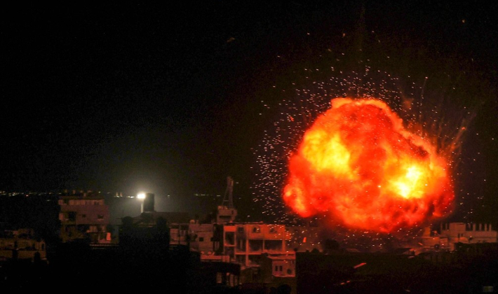 가자지구 남부 라파에서 이스라엘군의 폭격으로 시뻘건 화염이 솟구치고 있다. 연합뉴스