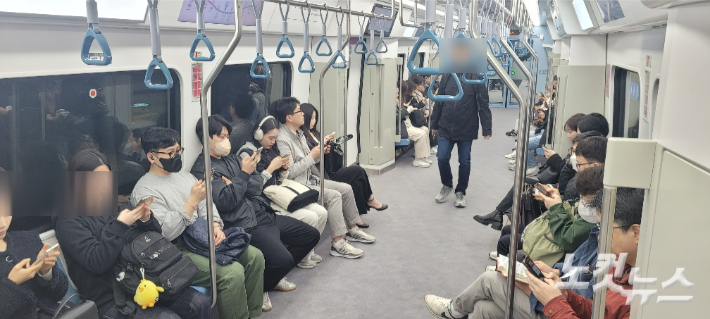 GTX 열차 안에 승객들이 앉아 있다. 박창주 기자