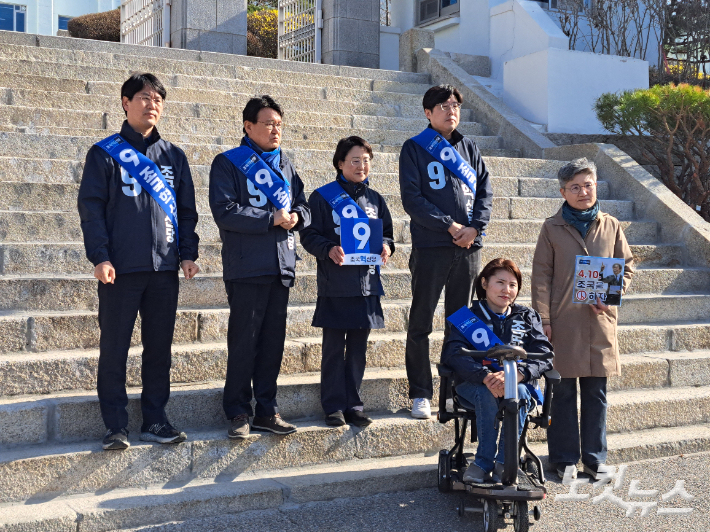 1일 조국혁신당 강미숙 공동선대위원장, 김선민·황운하·이숙윤·서용선·이규원 비례대표 후보 등이 강원도청 앞에서 기자회견을 열었다. 진유정 기자