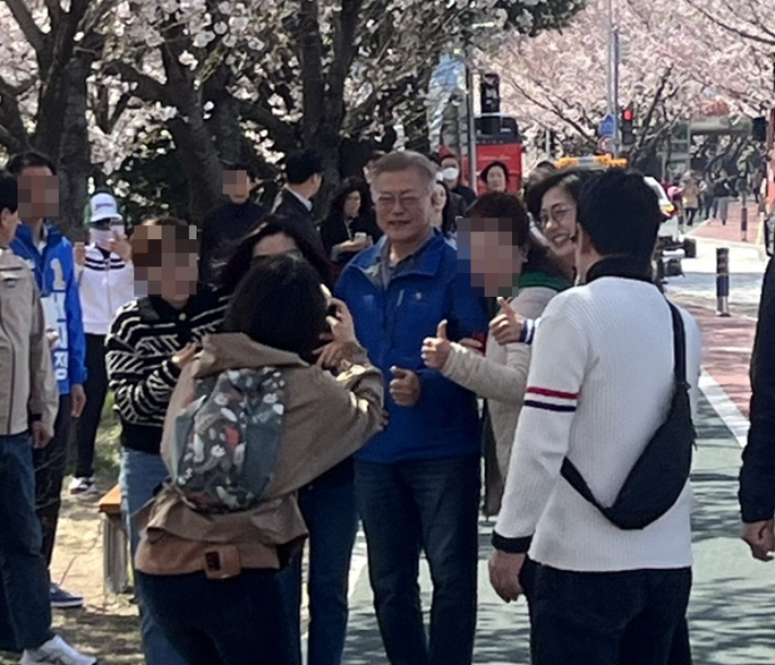 문재인 전 대통령이 1일 부산 사상구 낙동제방 벚꽃길에서 더불어민주당 배재정 총선 후보와 함께 시민들과 사진을 찍고 있다. 독자 제공