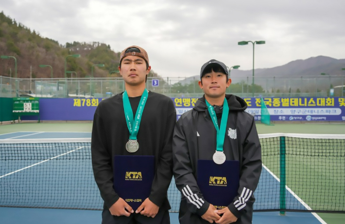 제78회 전국춘계대학테니스연맹전 남자복식에서 준우승을 차지한 울산대학교 이웅비(사진 왼쪽), 강완석이 기념 사진을 찍고 있는 모습. 울산대 제공 