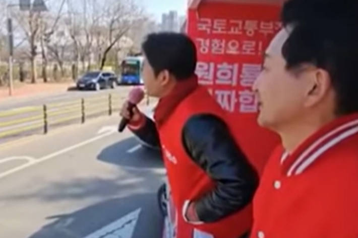 선거 운동 중 한 시민이 "시끄럽다"고 하자 "아버님이 더 시끄러워요"라고 말한 전직 축구선수 이천수씨. 유튜브 캡처 