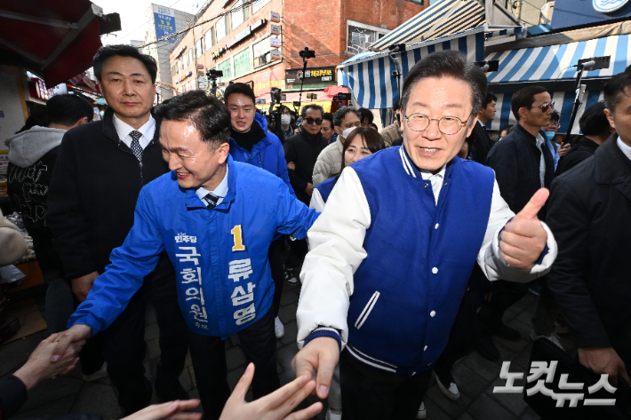 더불어민주당 이재명 상임공동선거대책위원장이 시민들과 인사하고 있다. 황진환 기자