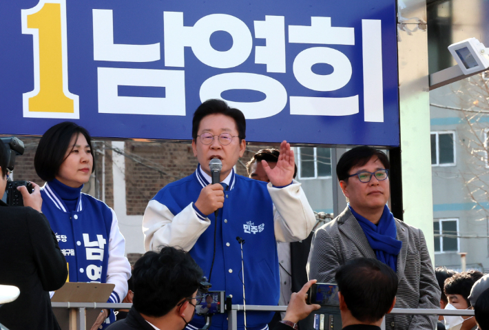 더불어민주당 이재명 대표가 1일 인천 미추홀구 용현시장 앞에서 남영희 후보 지원유세를 하고 있다. 연합뉴스 